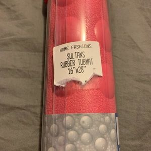 Brand new tub mat. Never been opened. Really pretty. Smoke and pet free home!